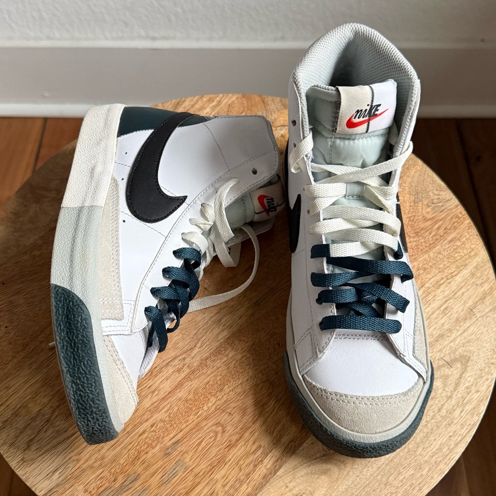 Nike White & Green Blazer Mid ‘77 Premium
Sneakers boys sz: 4.5Y